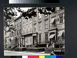 Immeubles à perron et colonnes sur Washington Square, New York. Hopper avait son atelier dans ce quartier et s'est peut-être inspiré de son architecture