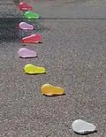 Huit bombes à eau alignées sur le sol