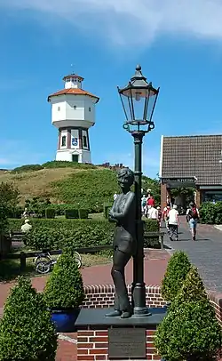 Château d'eau, et le monument de Lale Andersen au premier plan.