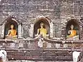 Wat Chang Lom, terrasse supérieure du stupa principal garnie de niches abritant des images assises du Bouddha.
