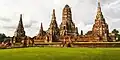 Vue ouest du Wat Chai Watthanaram.