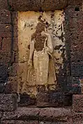 Restes d'un bouddha en latérite et stuc