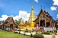 A gauche, Wihan Lai Kham ; au centre, cheddis secondaires et cheddi principal (stupas) ; à droite, ubosot (ou bot)