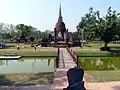 Wihan principal et Chedi principal de Wat Sa Si vu de l'est depuis l'îlot isolé de l'ubosoth.