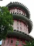 Le gigantesque dragon  s'enroulant ...