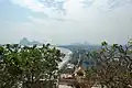Vue sur la baie de Ao Manao et la ville de Prachuap Khiri Khan