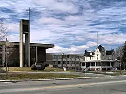 Les routes 112, 241 et 243 se rencontrent devant l'église Saint-Bernardin à Waterloo.
