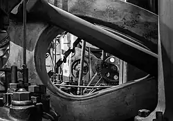 Grosses machines avec d'énormes écrous et des gros pistons.