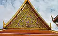 Le toit d'un temple de Wat Mahathat Yuwaratrangsarit