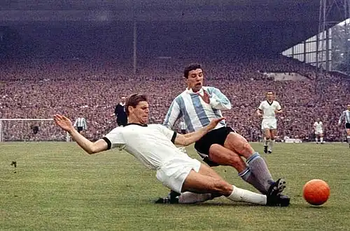 Au duel avec l'Allemand Weber, avec l'Argentine lors de la Coupe du monde 1966.