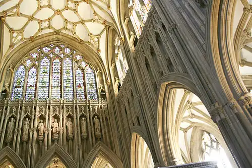 Les travées orientales du chœur (1329–1345) montrant la voûte réticulaire et la galerie des saints sous la fenêtre est.