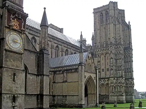 Le transept nord avec son cadran médiéval, le porche nord et la tour nord-ouest