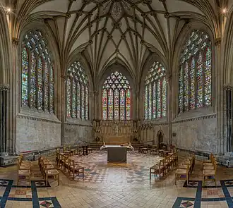 La chapelle de la Vierge a probablement été conçue par Thomas Witney (1310-1319). Les fenêtres sont ornées d'un motif régulier en forme de filet et contiennent des pièces de vitraux anciens.