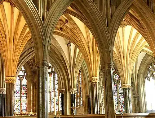 La vue à travers le chœur arrière de William Joy sur la chapelle de la Vierge a été décrite comme « l'une des perspectives architecturales les plus subtiles et les plus fascinantes d'Europe ».
