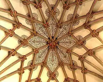 La voûte étoilée de la chapelle de la Vierge présente des nervures en lierne formant une étoile dans une étoile.