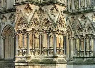 Décoration et sculptures de la façade ouest de Thomas Norreys (XIIIe siècle).