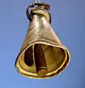 Cloche à moutons ou chèvres bricolée. Trouvée en 1988 dans un champ près de Tuqu' (Cisjordanie), le corps est en aluminium, probablement d'un ustensile de cuisine cassé, tandis que le battant est un étui à cartouche de Fusil OTAN 7,62 × 51 mm.Contraste saisissant entre le paisible objet pastoral et le détail guerrier