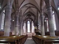 Vue intérieure de la nefvers le chœur.
