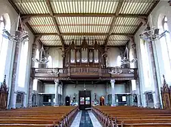 Vue intérieure de la nef vers la tribune de l'orgue Louis Mockers (1831-1896).