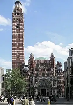 Vue d'ensemble de la façade.