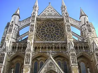 Porte nord de l'abbaye, surmontée d'une rosace et d'arcs-boutants.