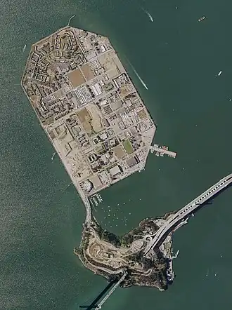 Photo aérienne de la petite île naturelle « Yerba Buena Island » (au sud) surplombée par l'île artificielle de Treasure Island