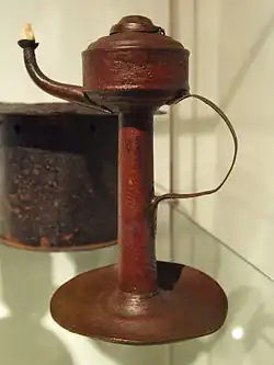 Lampe à huile de baleine du XVIIIe siècle. Feuille de fer avec une mèche en coton d'Allemagne.