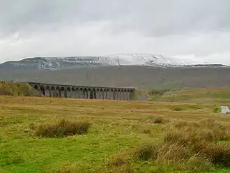 Vue du Whernside et du viaduc de Ribblehead.
