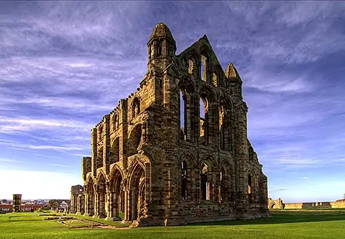 photo de ruines imposantes dans une prairie