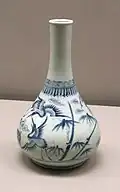 Bouteille en porcelaine blanche, avec un motif de longévité en bleu cobalt sous glaçure. XIXe&nbsp;siècle. Musée Horim