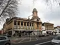 Le grand magasin Wickhams&nbsp;(en), à Londres, a été construit autour du magasin de la famille Spiegelhalter.