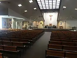 2 rangées dans une salle d'architecture moderne.
