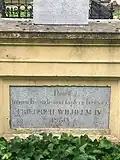 Monument funéraire du Generalleutnant Friedrich Wilhelm von Rauch avec une plaque de dédicace du roi Frédéric-Guillaume IV de Prusse (2019)