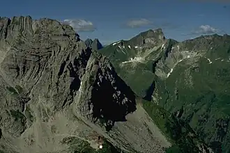 Vue de la face nord-est du Wiedemer Kopf (au premier plan, à gauche) ; au fond à droite, de gauche à droite : le Höfats, le Schneck et trois cimes du Rotkopf.