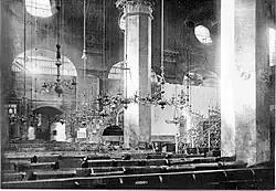 Intérieur de la grande synagogue&nbsp;(uk) Przedmiejska datant de 1619, v. 1900