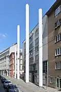 Les colonnes blanches symbolisant la synagogue détruite.