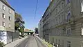 Le bout de la rue à Simonygasse ; derrière lui le pont de la ligne de banlieue