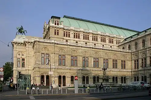 Vue latérale du bâtiment.