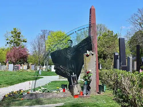 La tombe, extravagante, de l'artiste musical Falco (1957-1998) est ornée d'un obélisque avec l'inscription de son nom, très visible de loin ; ses admirateurs la trouvent facilement au sein du cimetière central de Vienne.