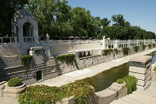 La rive gauche.