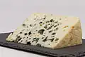 Photo de roquefort sur une plaque noire.