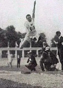 Photo d'une homme en plein saut.