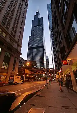 Depuis W. Adams Street.