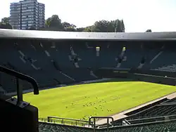 Une enceinte de tennis vide, sans filet.