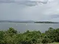 Vue depuis l'île Ndere avec le mont Homa dans le fond.
