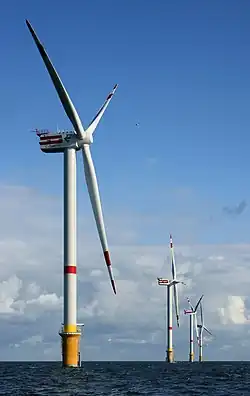 La ressource naturelle qu'est le vent alimente cette éolienne de 5 MW dans un parc éolien à 28 km au large de la Belgique.