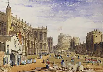 Peinture montrant une chapelle en pierre à gauche avec une entrée en bois devant laquelle paradent des personnes vêtues de blanc. Plusieurs soldats en uniforme rouge se trouvent au centre de l'image sur un terrain gazonné. À droite des murs en partie recouverts de végétation mènent à une tour circulaire à l'arrière-plan.