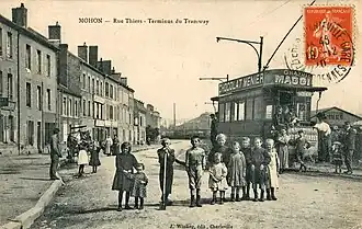 Le tramway à son terminus de la gare de MohonOn distingue au second plan l'une des deux rotondes du dépôt de Mohon.