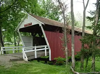 Le pont Cutler-Donahoe dans le parc de la ville de Winterset.