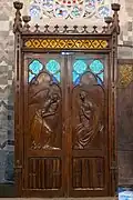 Une porte latérale sculptée.